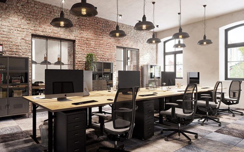 Mẫu văn phòng Industrial với bàn gỗ, khung thép và nội thất tối giản ưu tiên công năng sử dụng