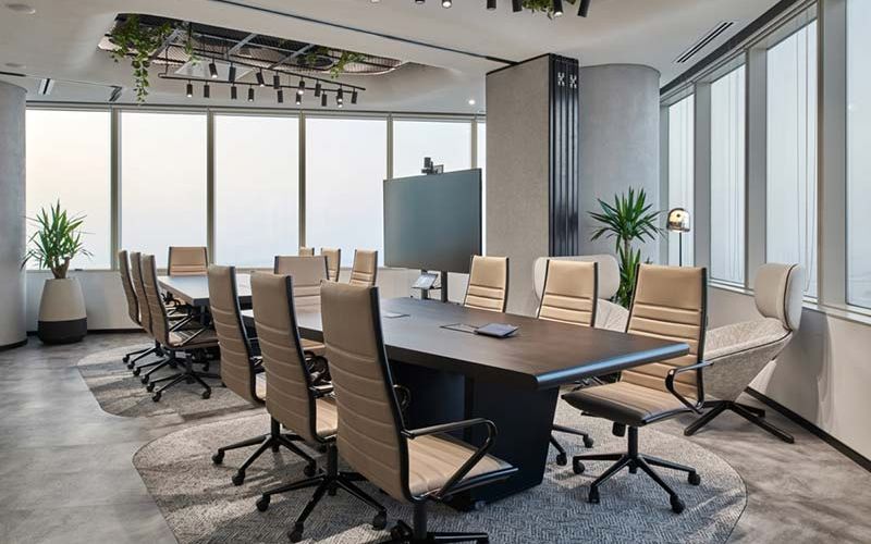 Thiết kế phòng họp phong cách Luxury sử dụng nội thất cao cấp, hệ thống cách âm và ánh sáng hiện đại