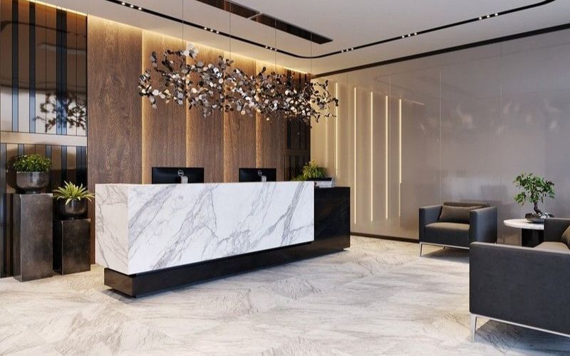 Quầy lễ tân văn phòng Luxury sử dụng vật liệu cao cấp tạo và đèn chùm trang trí tạo nên không gian đẳng cấp
