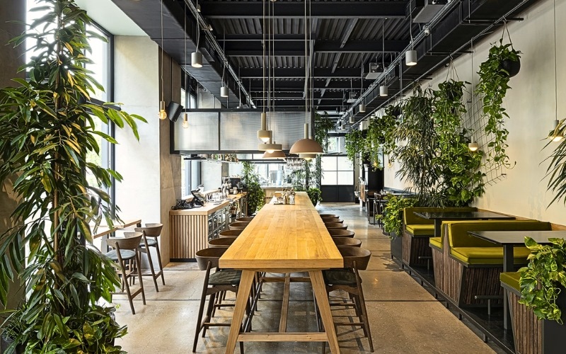 Đội ngũ thực hiện từng công đoạn cải tạo quán cafe một cách tỉ mỉ