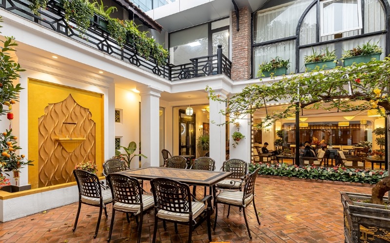 Quán cafe kết hợp cả không gian ngoài trời và trong nhà