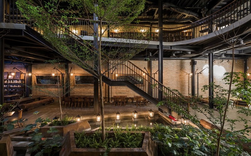 Không gian cafe sân vườn huyền ảo vào ban đêm