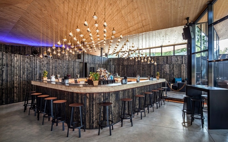 Hệ thống đèn bar độc đáo tạo điểm nhấn