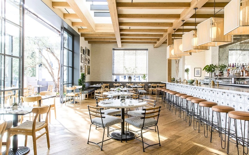 Quán cafe bar tràn ngập ánh sáng tự nhiên