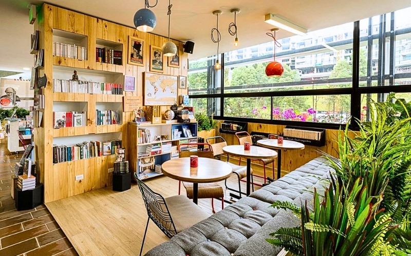 Thiết kế quán cafe nhỏ đẹp giá rẻ có bố trí kệ sách