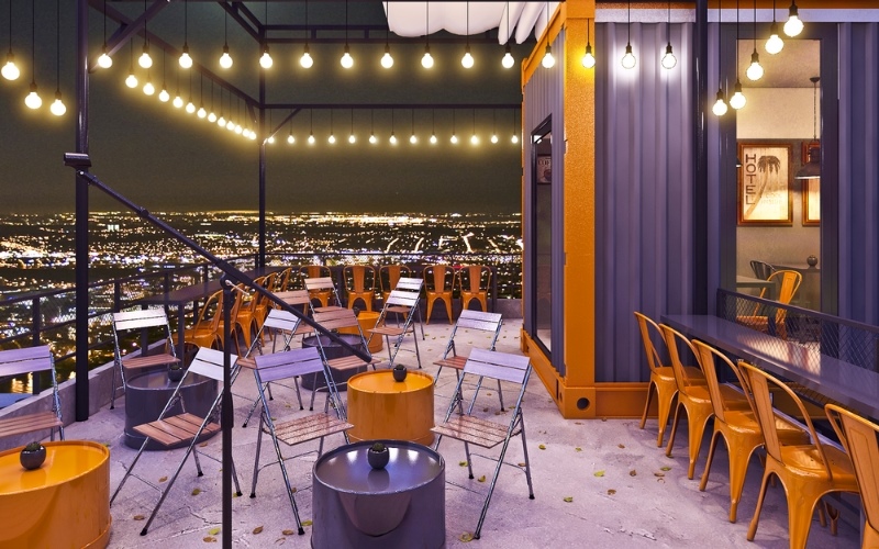 Khung cảnh lung linh của quán cafe container khi đêm về
