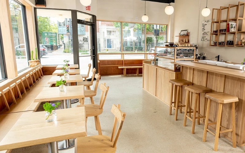 Thiết kế quán cafe nhỏ đơn giản với bàn ghế mộc
