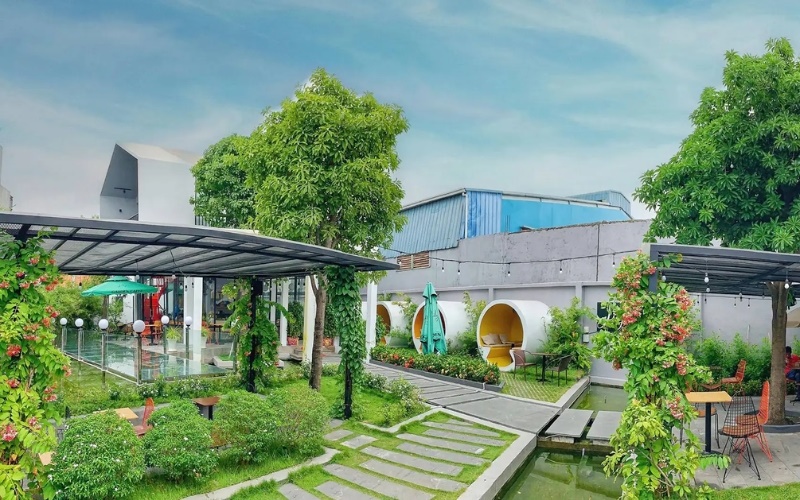 Thiết kế quán cafe sân vườn đơn giản và đẹp mắt