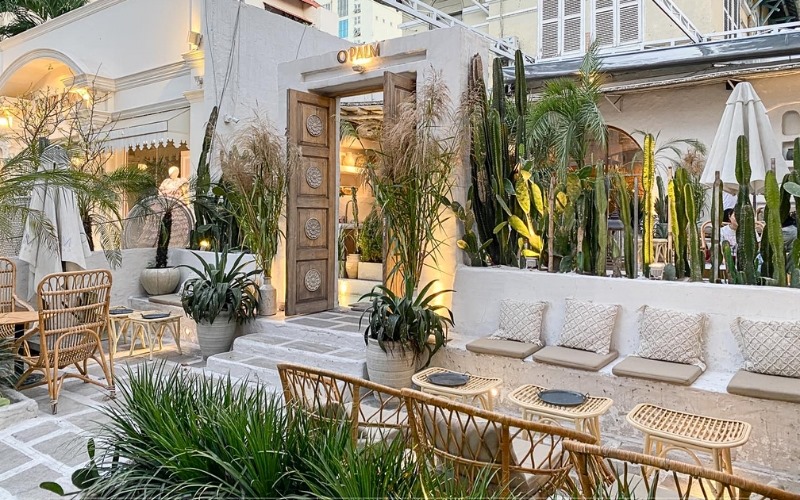 Quán cafe mang khung cảnh đặc trưng của vùng biển Địa Trung Hải
