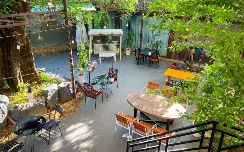 Quán cafe sân vườn đơn giản và mát mẻ