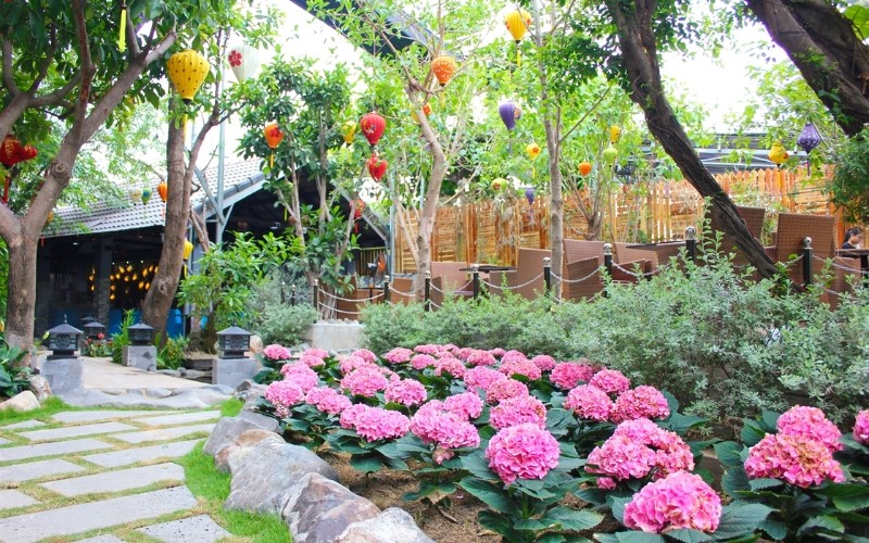 Không gian quán cafe được đầu tư kỹ lưỡng về mặt tiểu cảnh