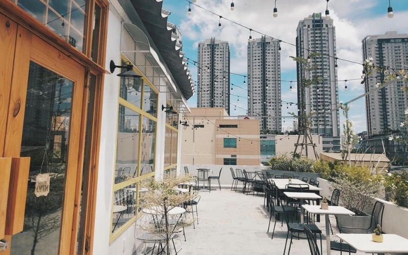 Cafe sân thượng đẹp gây ấn tượng đến khách hàng