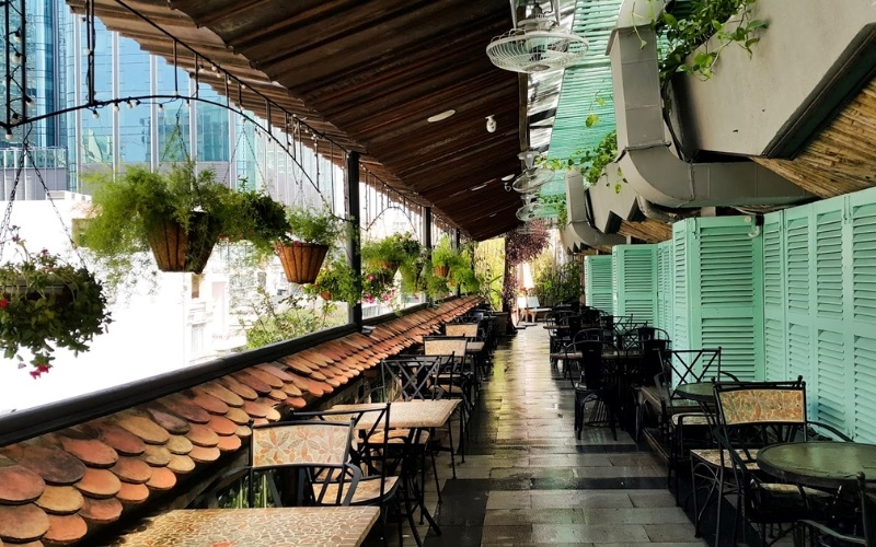 Thiết kế quán cafe trên sân thượng theo phong cách truyền thống