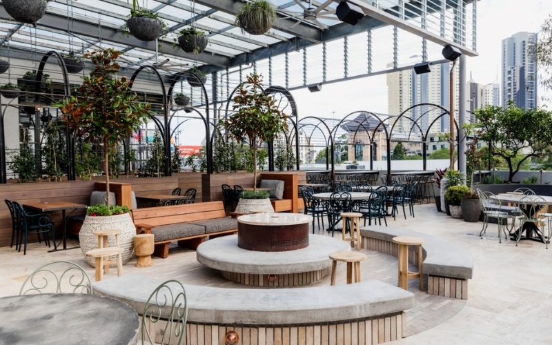 Thiết kế quán cafe sân thượng có diện tích rộng theo phong cách Địa Trung Hải