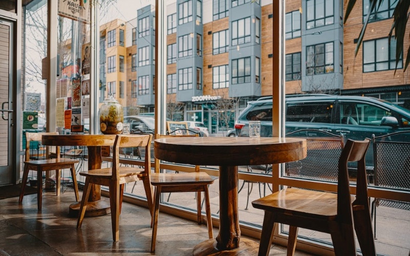 Vách kính giúp ánh nắng có thể len lỏi vào không gian nội thất