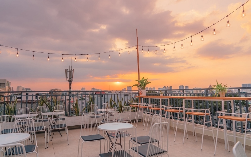 Quán cafe sân thượng ngoài trời với view hoàng hôn lãng mạn