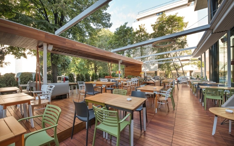 Trang trí quán cafe ngoài trời đẹp giúp thu hút khách hàng