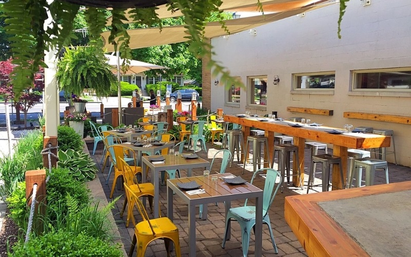Quán cafe ngoài trời là điểm đến trò chuyện phổ biến tại các đô thị lớn
