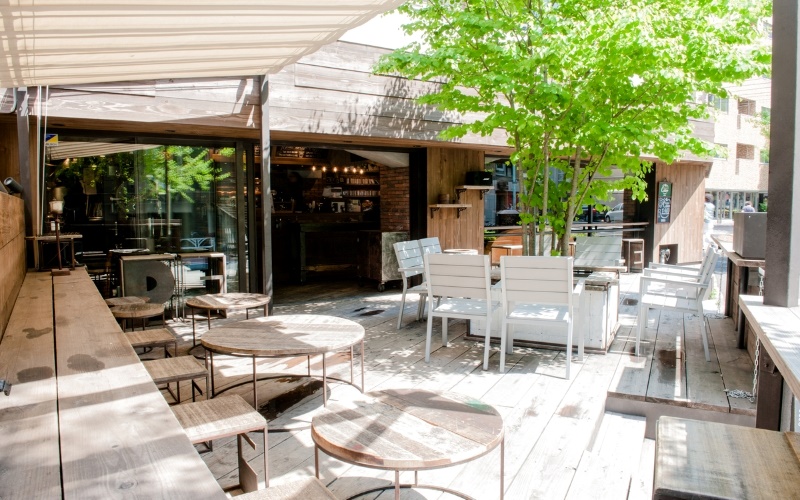Tông màu sáng đồng nhất của quán cafe ngoài trời