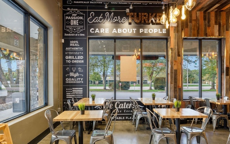 Chất liệu gỗ thường gặp trong thiết kế quán cafe 2 mặt tiền đẹp