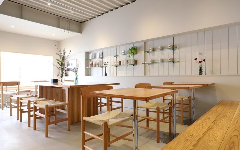 Kiểu dáng đơn giản của của nội thất quán cafe phong cách Hàn Quốc