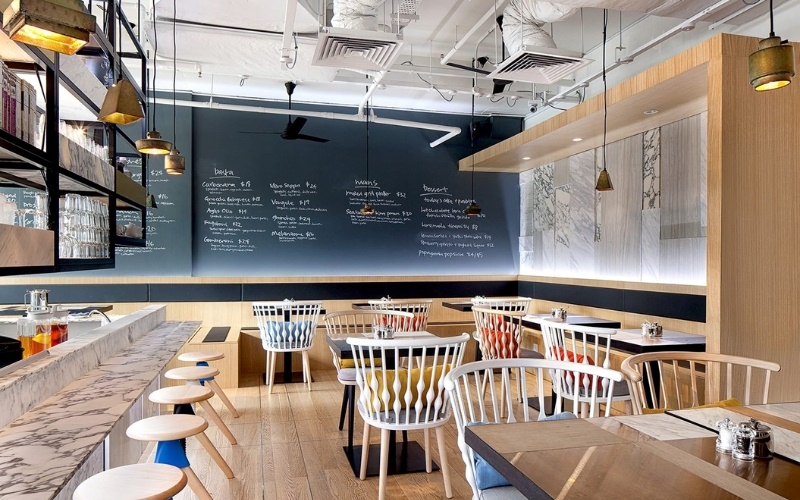 Nội thất của quán cafe đơn giản và được bố trí gọn gàng