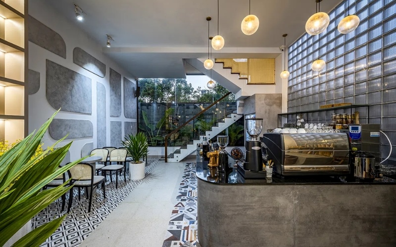 Quầy bar tầng trệt tiết kiệm không gian cho quán