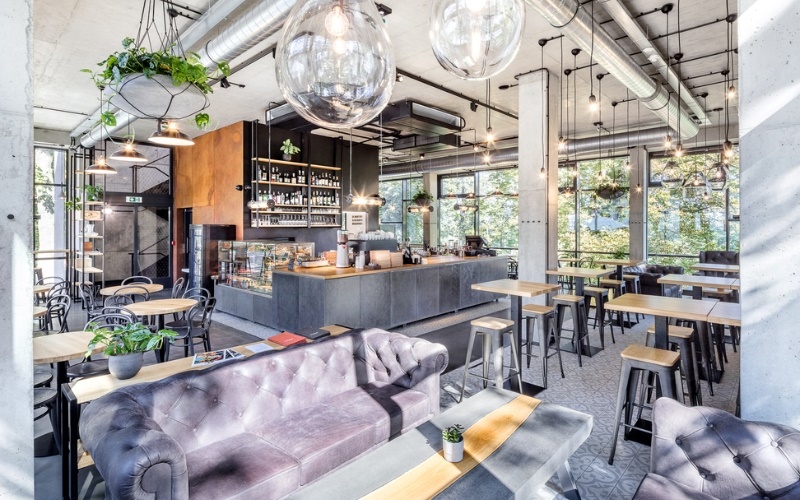 Không gian quán cafe 2 tầng tràn ngập ánh nắng