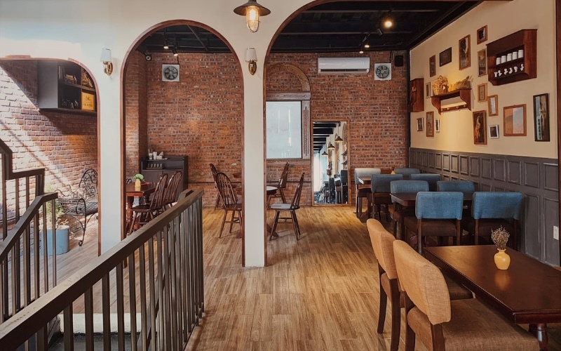 Không gian quán cafe cổ điển với bức tường thô độc đáo