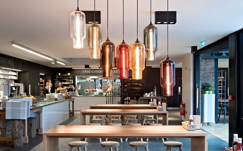 Thiết kế đèn thả trần sẽ phù hợp với quán cafe diện tích rộng