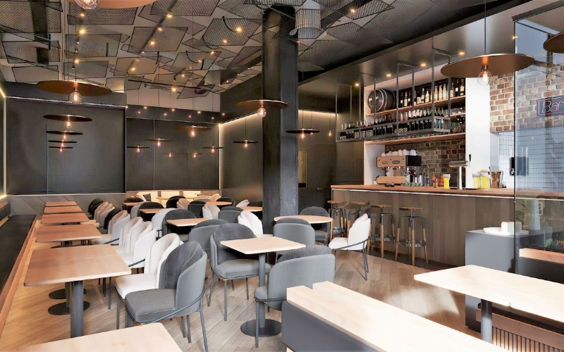 Không gian quán cafe hiện đại với gam màu trung tính nhẹ nhàng