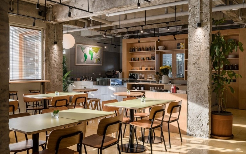 Bàn ghế nhỏ nhắn giảm đi cảm giác chật chội của quán cafe