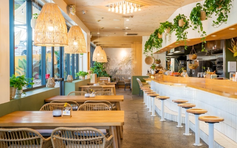 Nội thất quán cafe được trang trí nhẹ nhàng và thân thiện