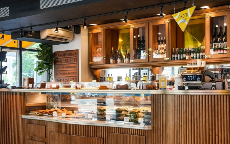 Mẫu quầy bar được sắp xếp đẹp mắt để gây ấn tượng với khách hàng