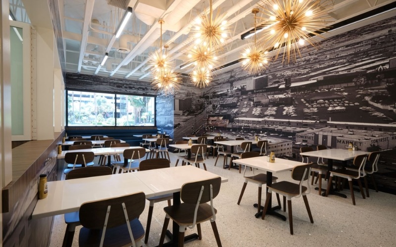 Những chiếc đèn là vật dụng trang trí nổi bật cho quán cafe