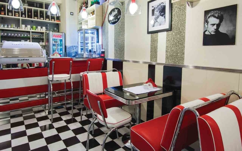 Màu đỏ rực rỡ là điểm nhấn ấn tượng trong không gian Retro