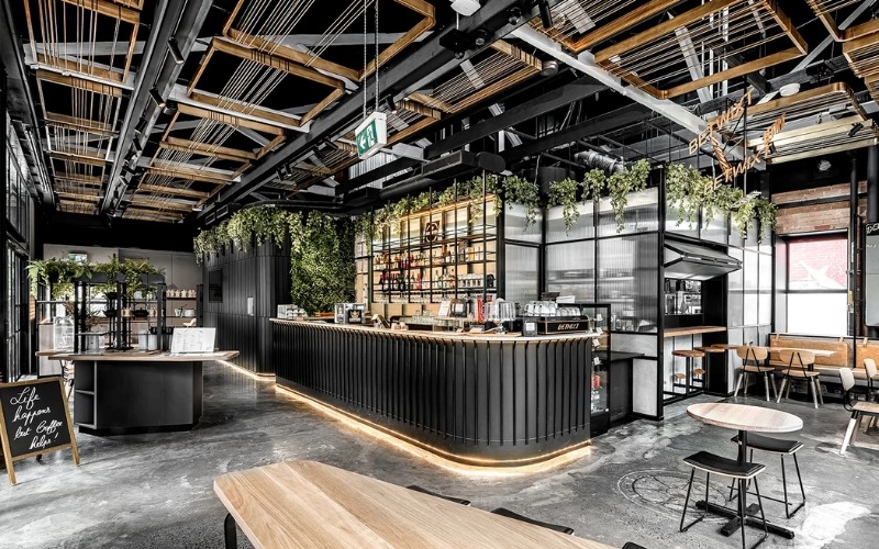 Trang trí thêm cây xanh tạo sự tươi mới cho không gian quán cafe