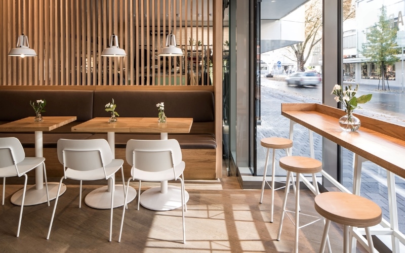 Màu sắc nhẹ nhàng bên trong mô hình thiết kế quán cafe bình dân