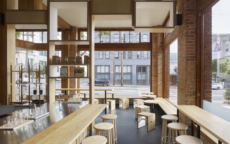 Ánh sáng nhẹ nhàng làm nổi bật chất liệu gỗ trong nội thất quán cafe