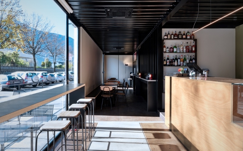 Mô hình quán cafe container có chỗ ngồi lại đơn giản