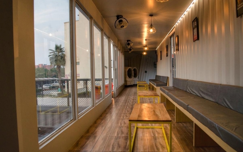 Không gian ấm áp của quán cafe container