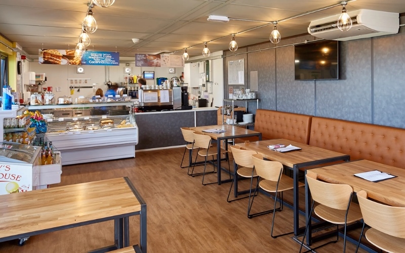 Vật dụng có kích thước phù hợp giúp tận tiết kiệm diện tích quán cafe