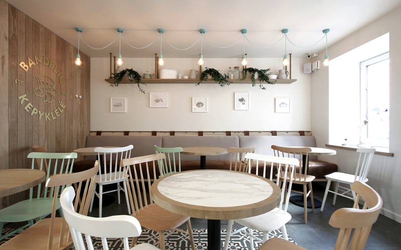 Không gian quán cafe đơn giản với gam màu trang nhã