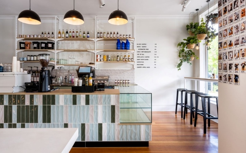 Mẫu quán cafe gây ấn tượng với chi tiết tủ rượu và ảnh thú cưng