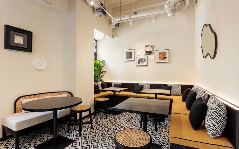 Sắp xếp bàn ghế quán cafe đúng cách để tiết kiệm không gian