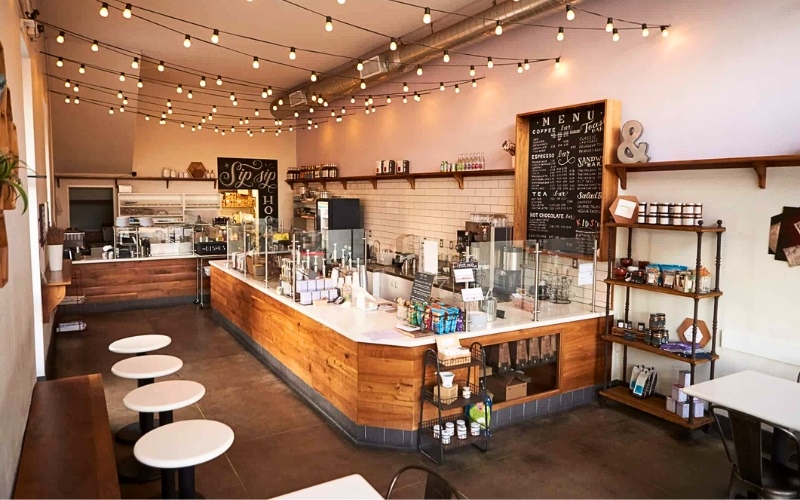 Đồ trang trí nội thất sẽ giúp định hình phong cách của quán cafe