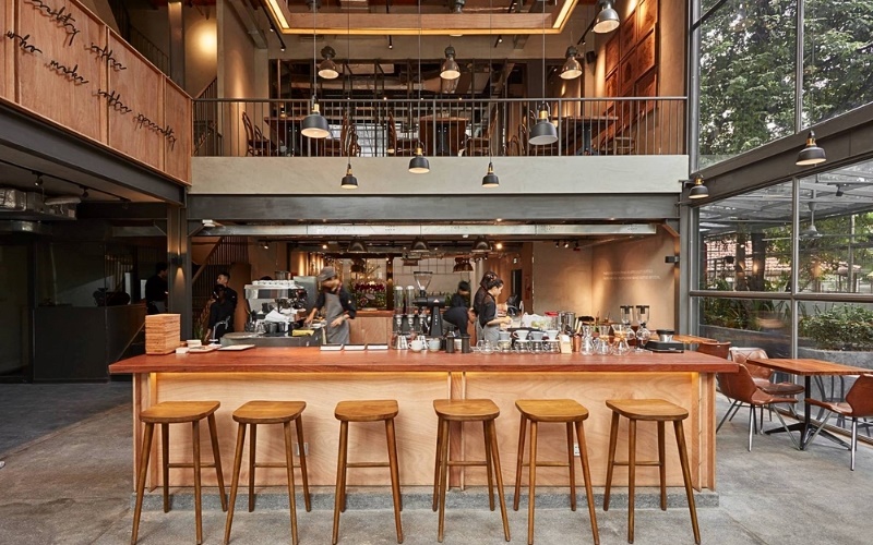Lớp cửa kính bao quanh quán cafe tạo tầm nhìn ra không gian ngoại