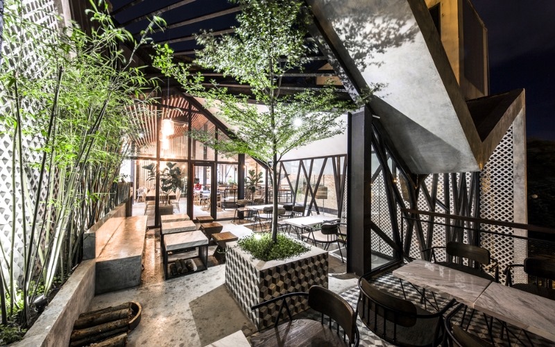 Có thể bố trí cây xanh cho không gian quán cafe khung thép