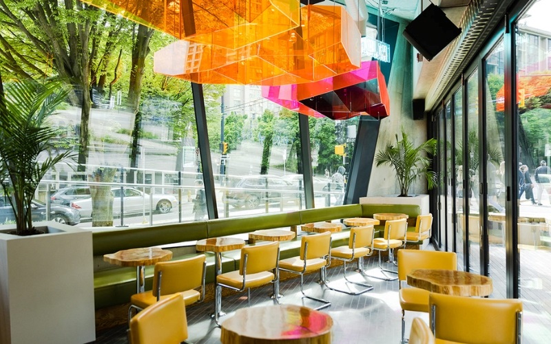 Chất liệu kính cường lực an toàn cho không gian quán cafe
