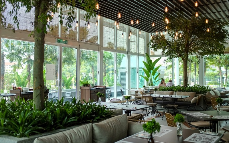 Không gian gần gũi với thiên nhiên bên trong quán cafe khung thép